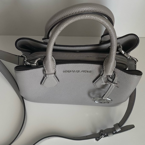 ⭐️ Host Pick ⭐️ BNWT Michael Kors Pearl Grey Camille Small Leather Satchel - Picture 3 of 9